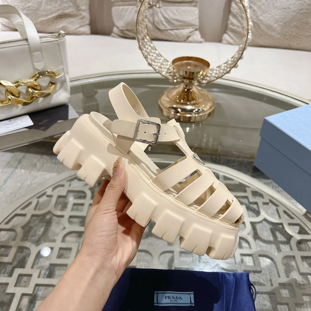 👟👟Ex-factory price 440👟👟 Prada's new spring and summer sawtooth Roman thick-soled rubber sandals, retro, fashionable and avant-garde gear teeth 55mm, thick-soled soles with rubber uppers, making the whole pair of shoes light and comfortable, bright colors, satisfying a variety of choices for fashionable people with different styles! The iconic metal triangle logo is paired with the shape of ancient beach sandals. Every design element is fashionable! Code number 35-40